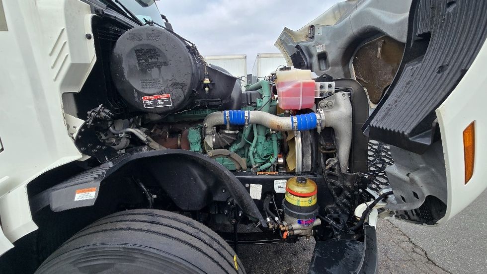 Sleeper Tractor-Heavy Duty Tractors-Volvo-2022-VNL64760-Thomasville-NC-409,693\n\t\tmiles-$ 79,750 - Image 18