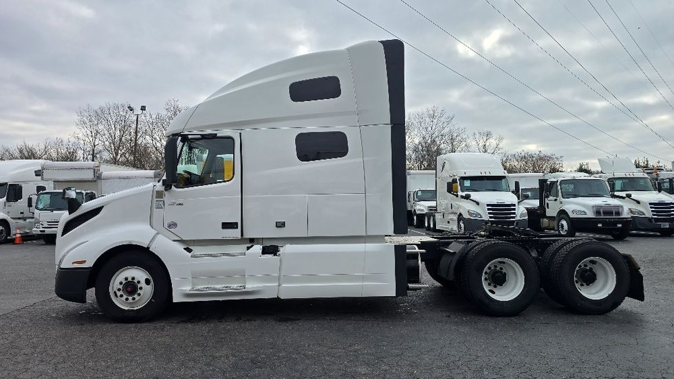 Sleeper Tractor-Heavy Duty Tractors-Volvo-2022-VNL64760-Thomasville-NC-409,693\n\t\tmiles-$ 79,750 - Image 4
