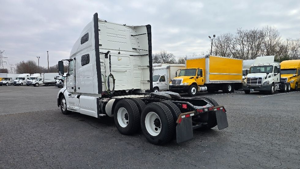 Sleeper Tractor-Heavy Duty Tractors-Volvo-2022-VNL64760-Thomasville-NC-409,693\n\t\tmiles-$ 79,750 - Image 5