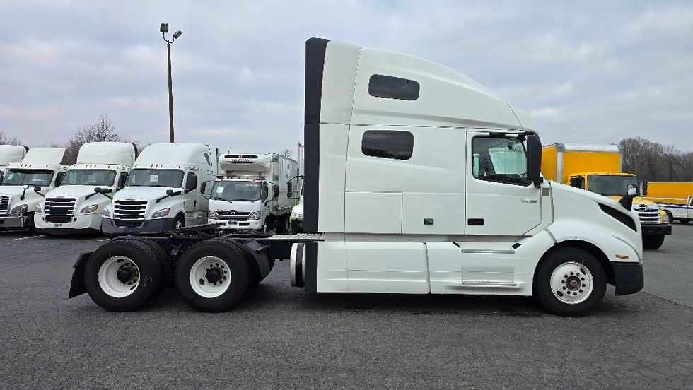 Sleeper Tractor-Heavy Duty Tractors-Volvo-2022-VNL64760-Thomasville-NC-409,693\n\t\tmiles-$ 79,750 - Image 8