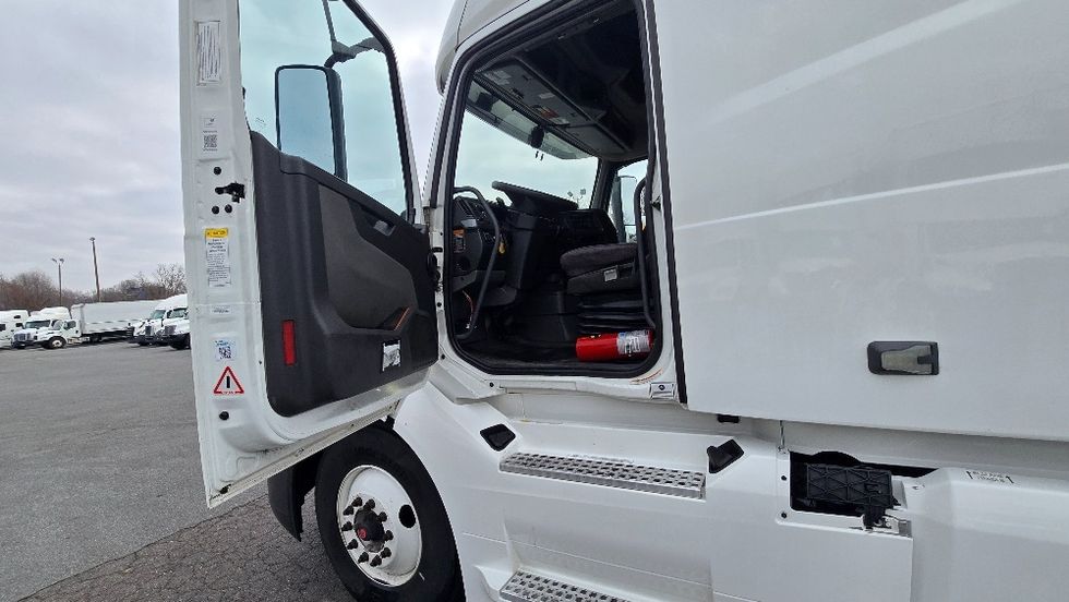 Sleeper Tractor-Heavy Duty Tractors-Volvo-2022-VNL64760-Thomasville-NC-409,693\n\t\tmiles-$ 79,750 - Image 9