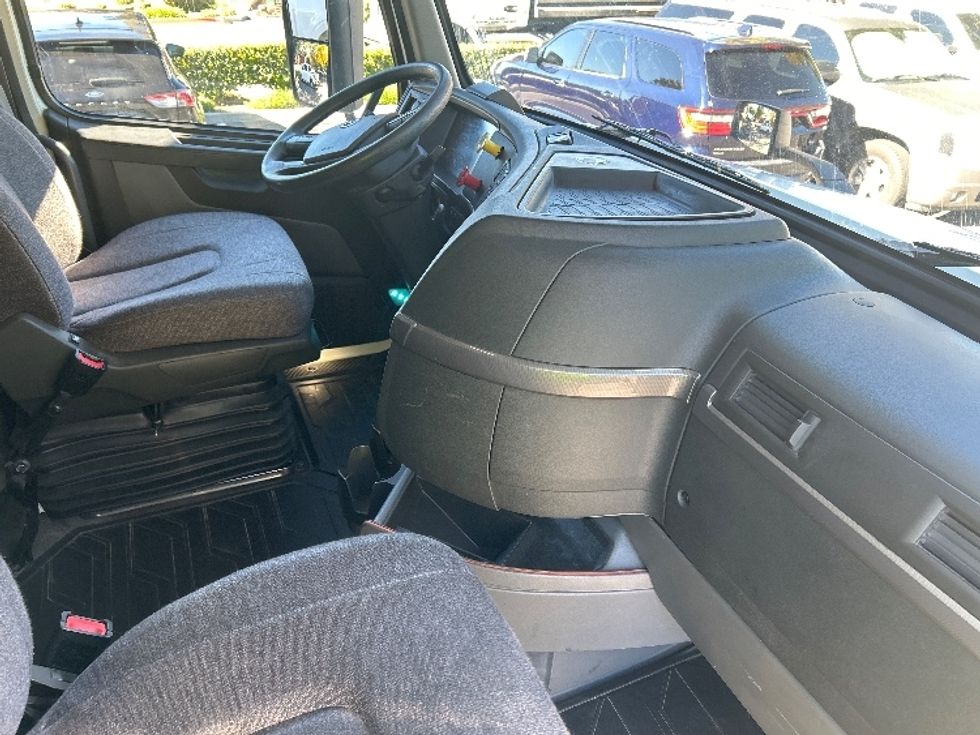 Sleeper Tractor-Heavy Duty Tractors-Volvo-2022-VNL64760-Torrance-CA-454,267\n\t\tmiles-$ 85,000 - Image 14