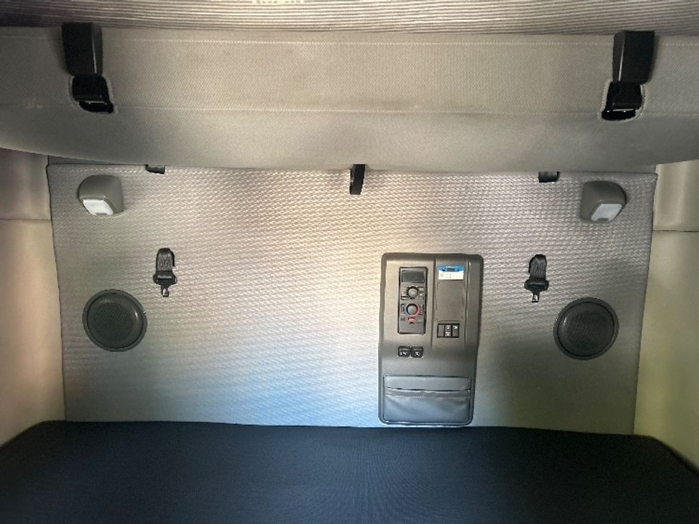 Sleeper Tractor-Heavy Duty Tractors-Volvo-2022-VNL64760-Torrance-CA-454,267\n\t\tmiles-$ 85,000 - Image 15