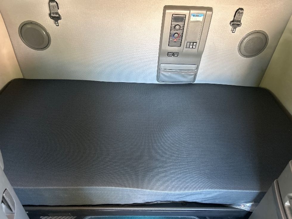 Sleeper Tractor-Heavy Duty Tractors-Volvo-2022-VNL64760-Torrance-CA-454,267\n\t\tmiles-$ 85,000 - Image 16