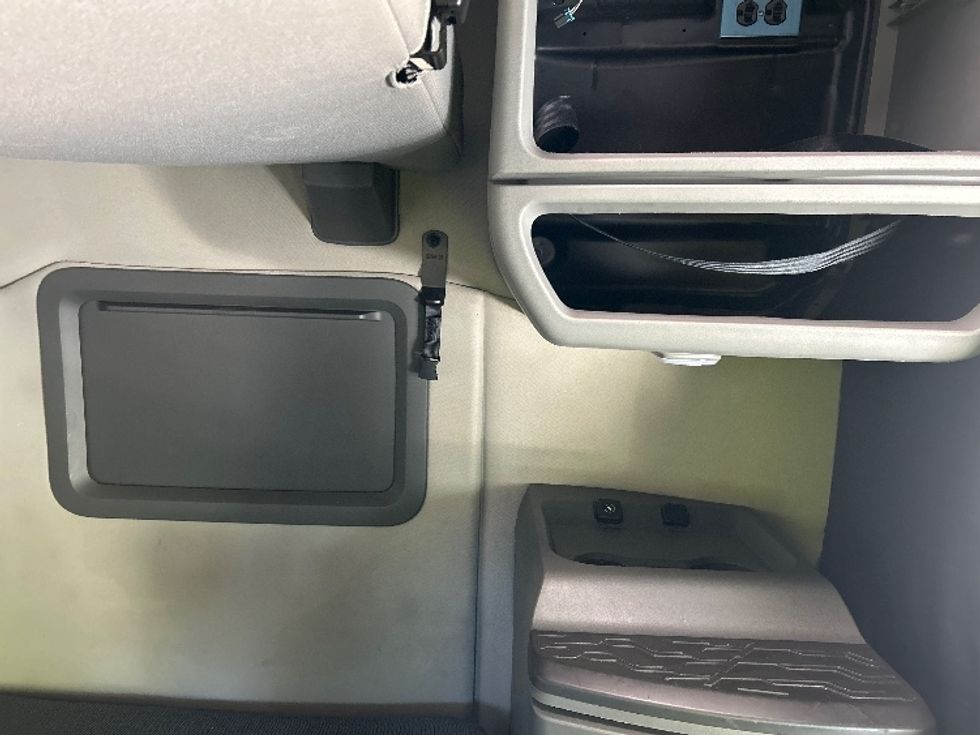 Sleeper Tractor-Heavy Duty Tractors-Volvo-2022-VNL64760-Torrance-CA-454,267\n\t\tmiles-$ 85,000 - Image 17