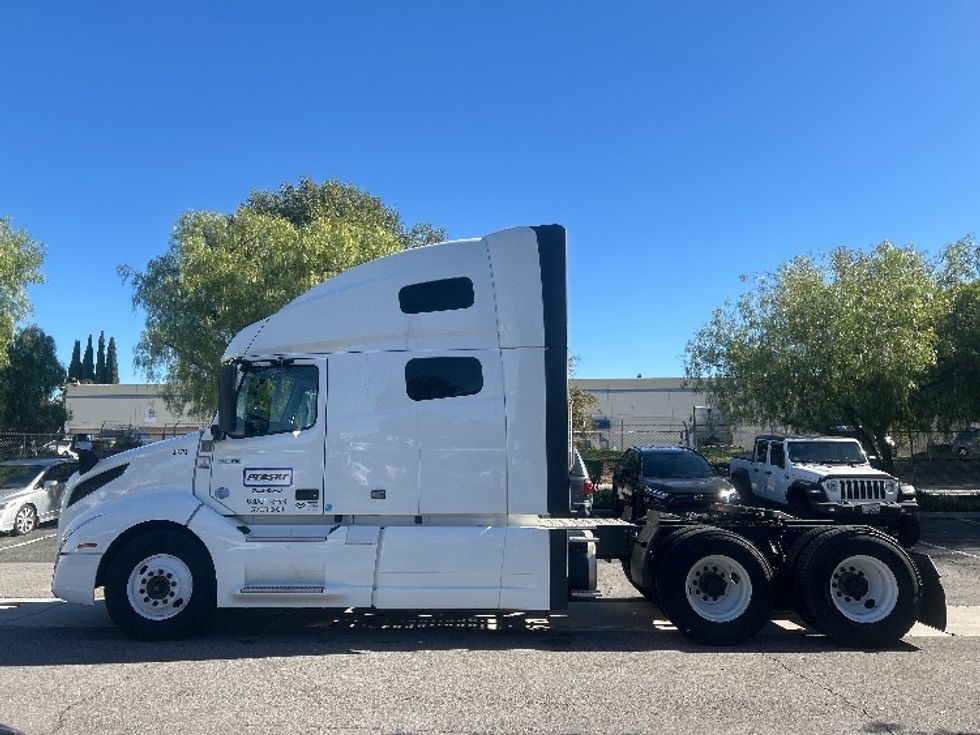 Sleeper Tractor-Heavy Duty Tractors-Volvo-2022-VNL64760-Torrance-CA-454,267\n\t\tmiles-$ 85,000 - Image 4
