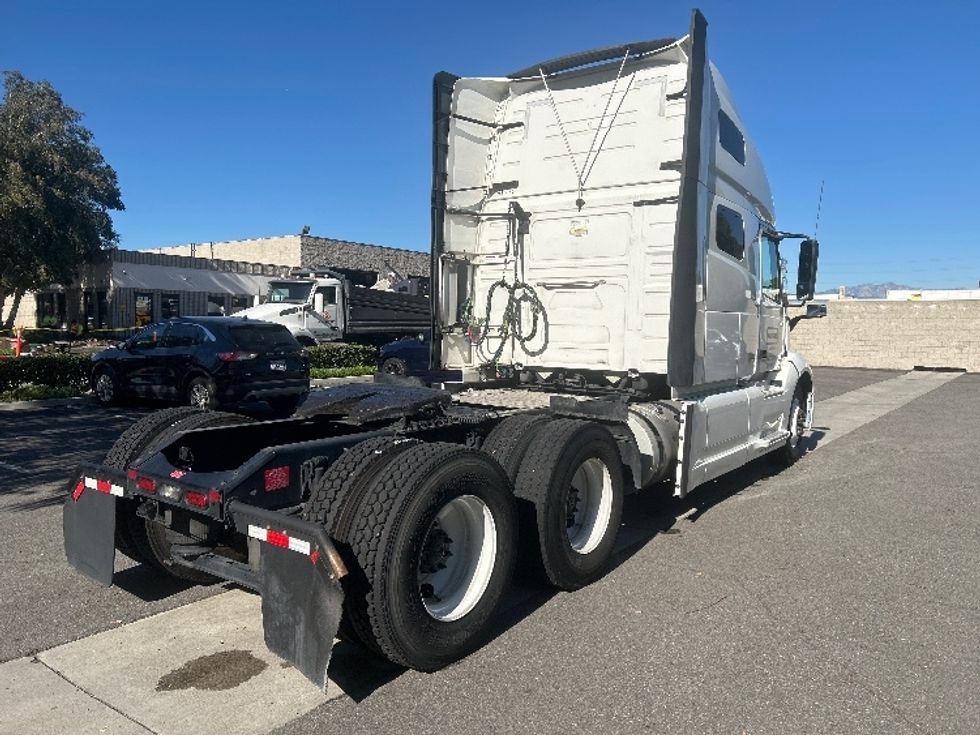 Sleeper Tractor-Heavy Duty Tractors-Volvo-2022-VNL64760-Torrance-CA-454,267\n\t\tmiles-$ 85,000 - Image 7