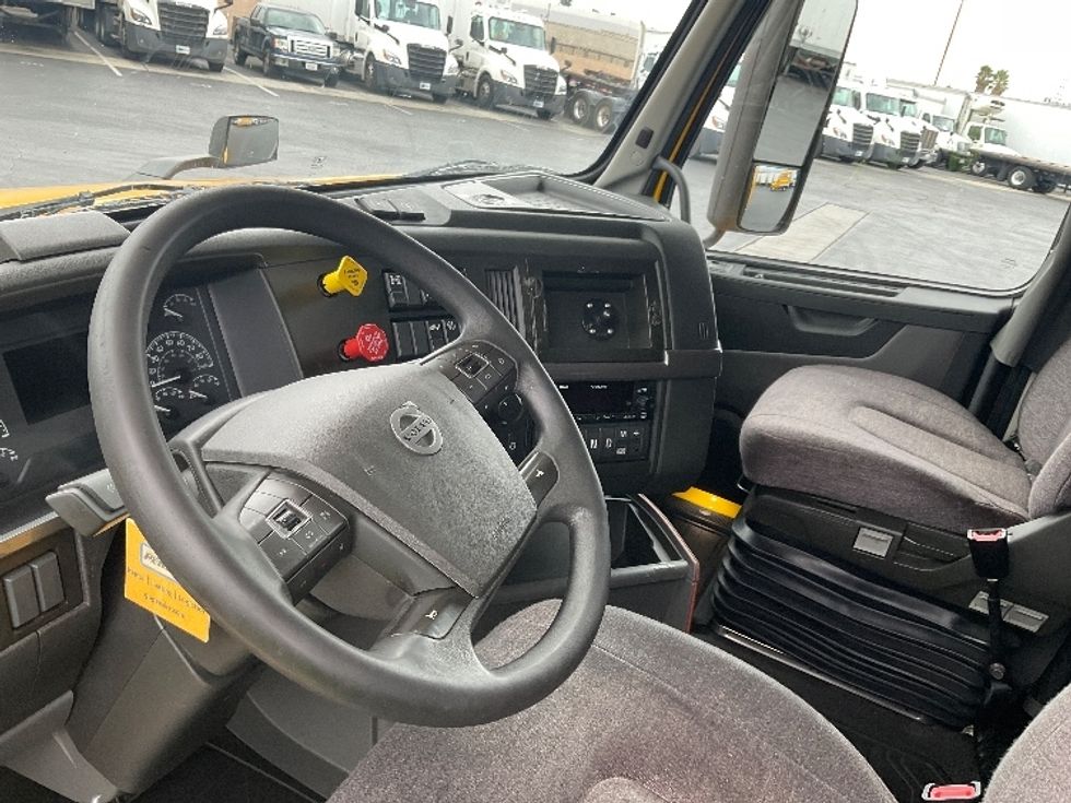 Sleeper Tractor-Heavy Duty Tractors-Volvo-2022-VNL64760-Torrance-CA-585,737\n\t\tmiles-$ 68,500 - Image 10