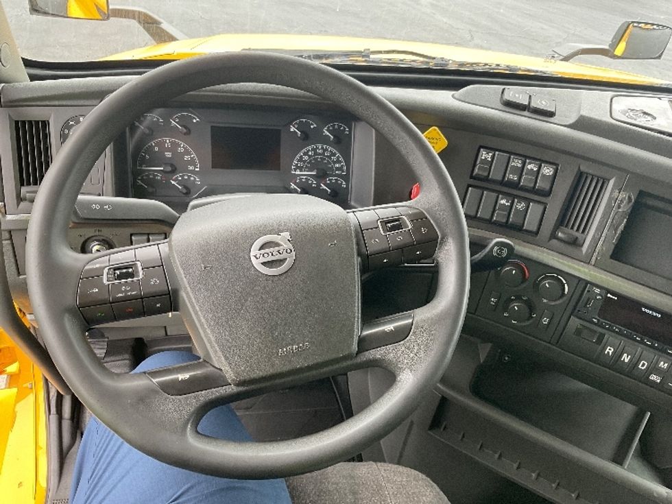 Sleeper Tractor-Heavy Duty Tractors-Volvo-2022-VNL64760-Torrance-CA-585,737\n\t\tmiles-$ 68,500 - Image 11