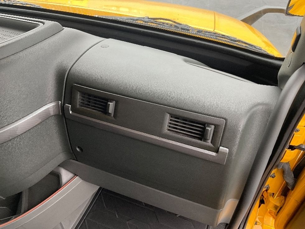 Sleeper Tractor-Heavy Duty Tractors-Volvo-2022-VNL64760-Torrance-CA-585,737\n\t\tmiles-$ 68,500 - Image 14