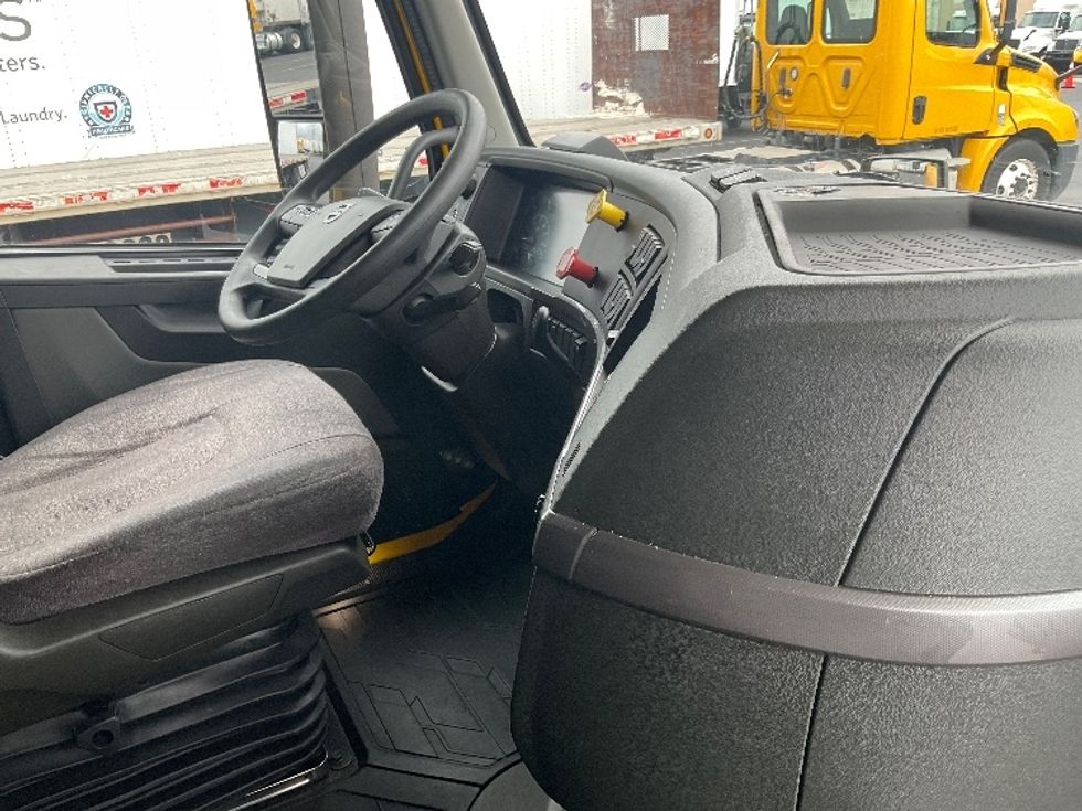 Sleeper Tractor-Heavy Duty Tractors-Volvo-2022-VNL64760-Torrance-CA-585,737\n\t\tmiles-$ 68,500 - Image 15