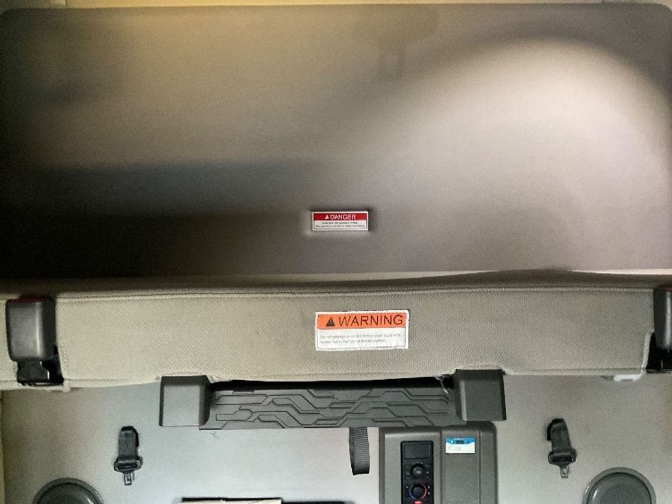 Sleeper Tractor-Heavy Duty Tractors-Volvo-2022-VNL64760-Torrance-CA-585,737\n\t\tmiles-$ 68,500 - Image 16