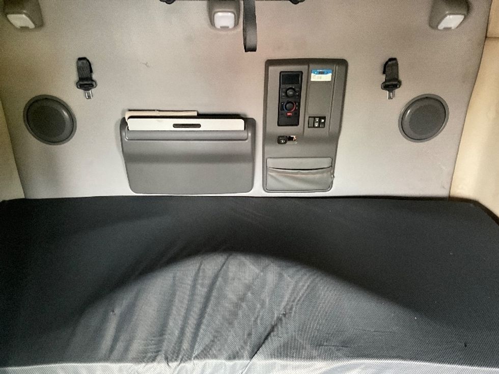 Sleeper Tractor-Heavy Duty Tractors-Volvo-2022-VNL64760-Torrance-CA-585,737\n\t\tmiles-$ 68,500 - Image 17