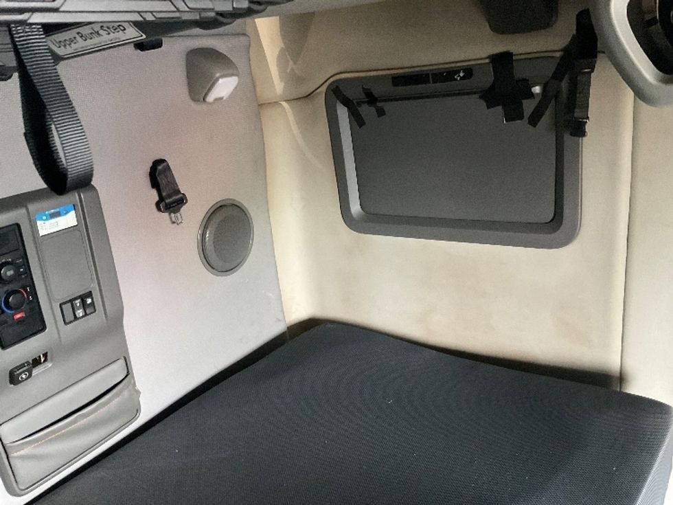 Sleeper Tractor-Heavy Duty Tractors-Volvo-2022-VNL64760-Torrance-CA-585,737\n\t\tmiles-$ 68,500 - Image 19