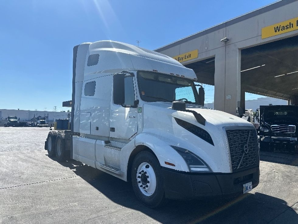 Sleeper Tractor-Heavy Duty Tractors-Volvo-2022-VNL64760-Torrance-CA-694,054\n\t\tmiles-$ 63,750 - Image 1