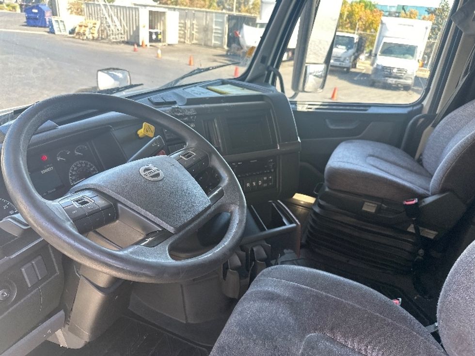 Sleeper Tractor-Heavy Duty Tractors-Volvo-2022-VNL64760-Torrance-CA-694,054\n\t\tmiles-$ 63,750 - Image 10