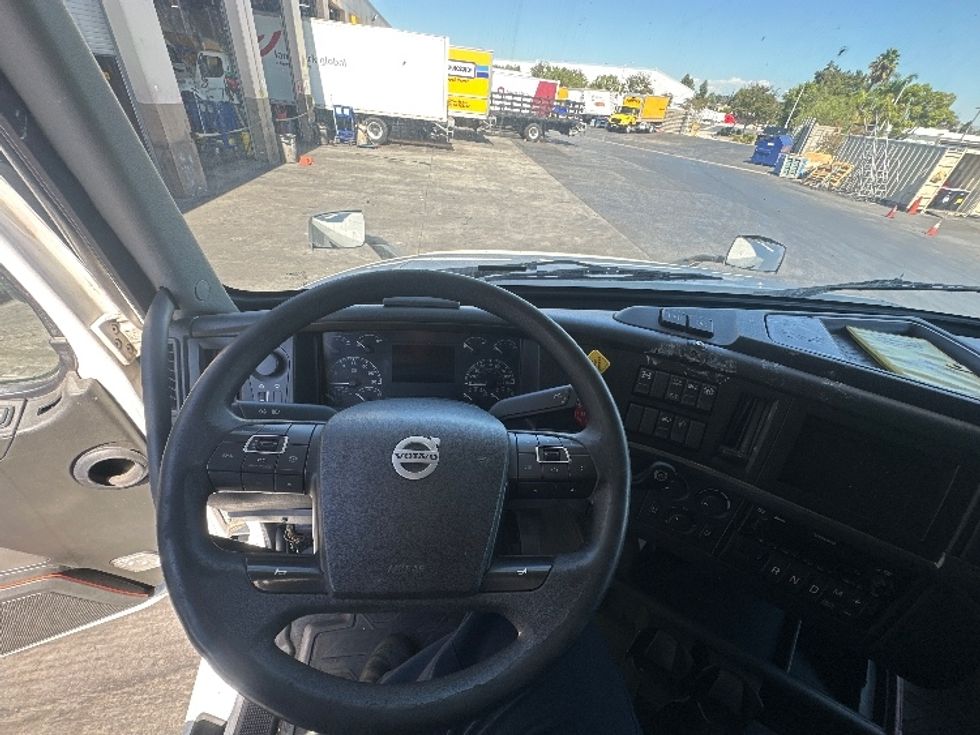 Sleeper Tractor-Heavy Duty Tractors-Volvo-2022-VNL64760-Torrance-CA-694,054\n\t\tmiles-$ 63,750 - Image 11