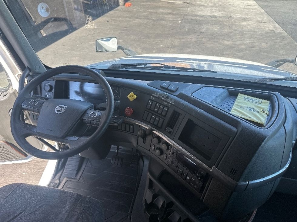 Sleeper Tractor-Heavy Duty Tractors-Volvo-2022-VNL64760-Torrance-CA-694,054\n\t\tmiles-$ 63,750 - Image 12