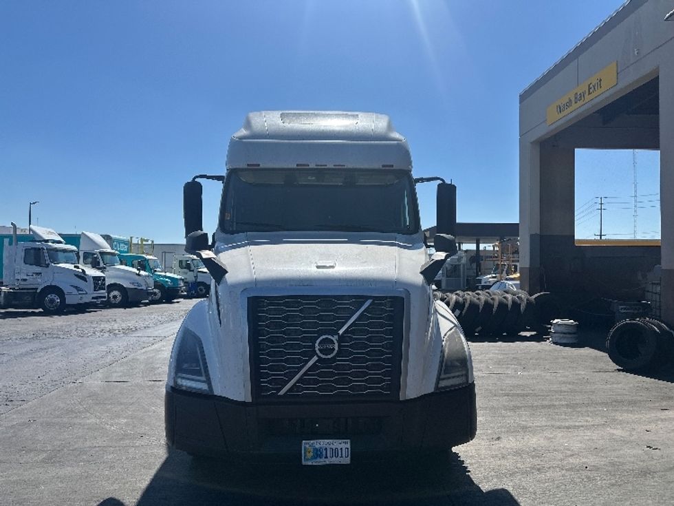 Sleeper Tractor-Heavy Duty Tractors-Volvo-2022-VNL64760-Torrance-CA-694,054\n\t\tmiles-$ 63,750 - Image 2