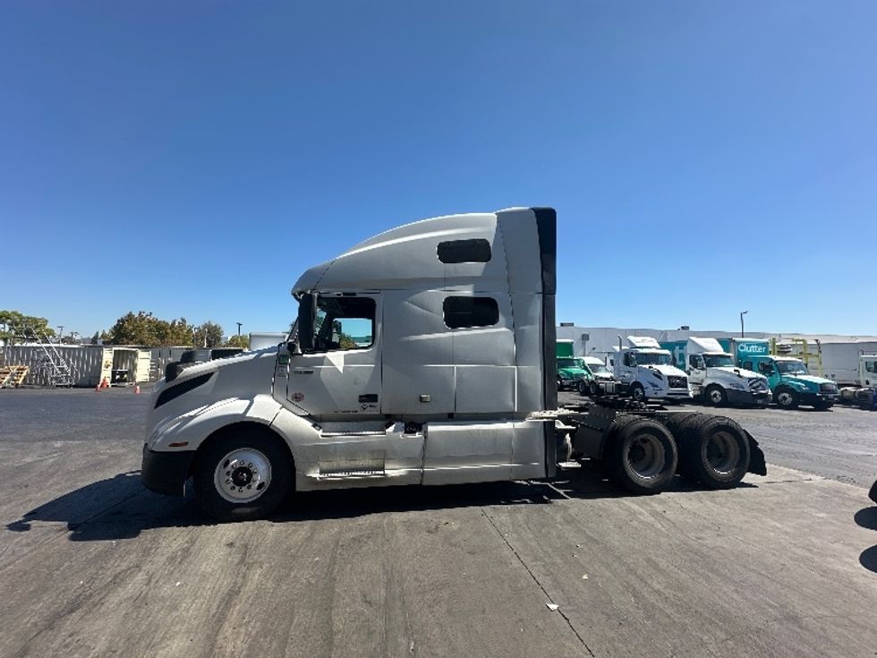 Sleeper Tractor-Heavy Duty Tractors-Volvo-2022-VNL64760-Torrance-CA-694,054\n\t\tmiles-$ 63,750 - Image 4