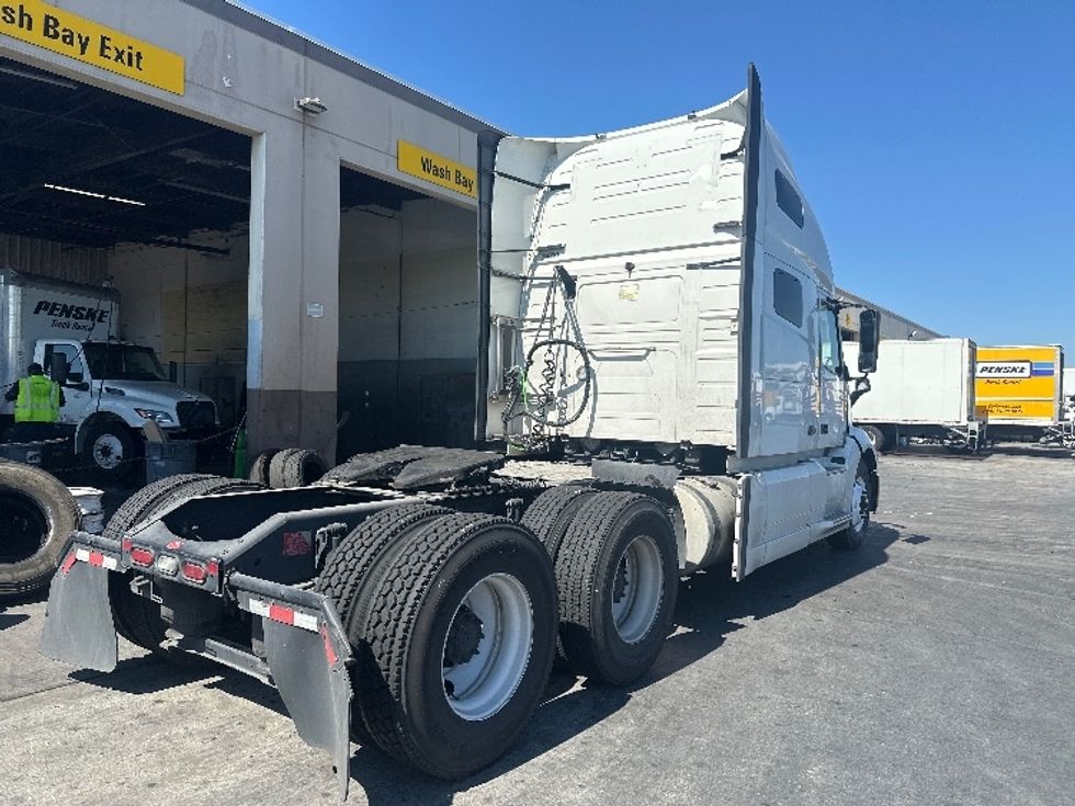 Sleeper Tractor-Heavy Duty Tractors-Volvo-2022-VNL64760-Torrance-CA-694,054\n\t\tmiles-$ 63,750 - Image 7