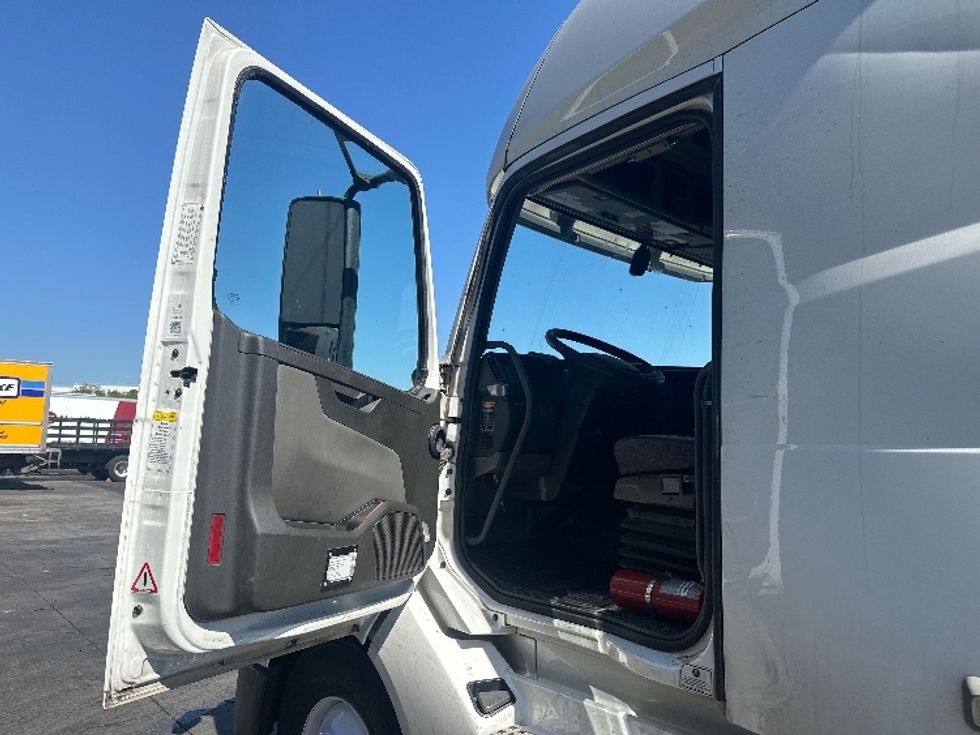 Sleeper Tractor-Heavy Duty Tractors-Volvo-2022-VNL64760-Torrance-CA-694,054\n\t\tmiles-$ 63,750 - Image 9