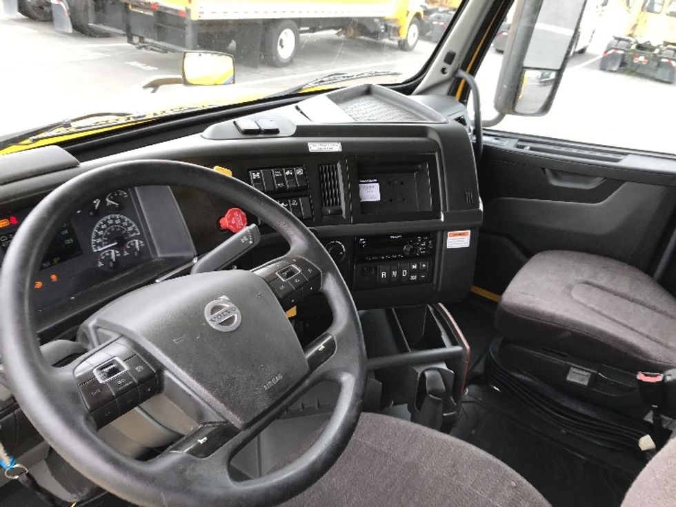 Sleeper Tractor-Heavy Duty Tractors-Volvo-2022-VNL64760-Tucson-AZ-477,368\n\t\tmiles-$ 68,250 - Image 10