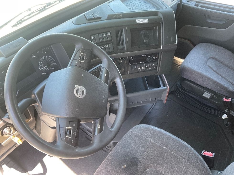Sleeper Tractor-Heavy Duty Tractors-Volvo-2022-VNL64760-Tucson-AZ-581,542\n\t\tmiles-$ 77,500 - Image 11