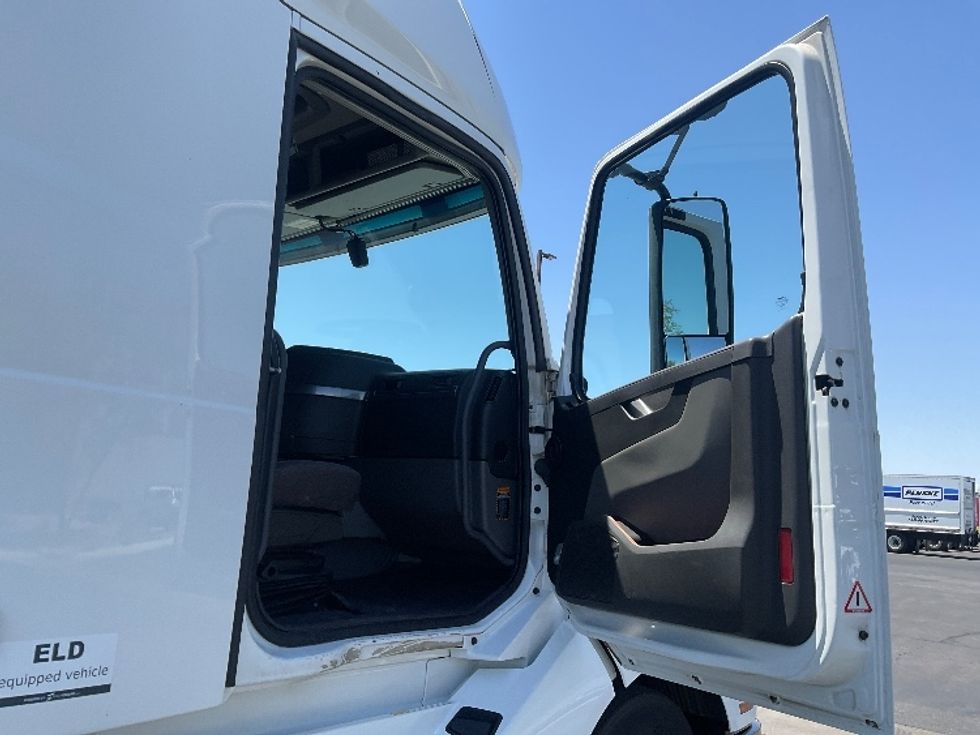 Sleeper Tractor-Heavy Duty Tractors-Volvo-2022-VNL64760-Tucson-AZ-581,542\n\t\tmiles-$ 77,500 - Image 13