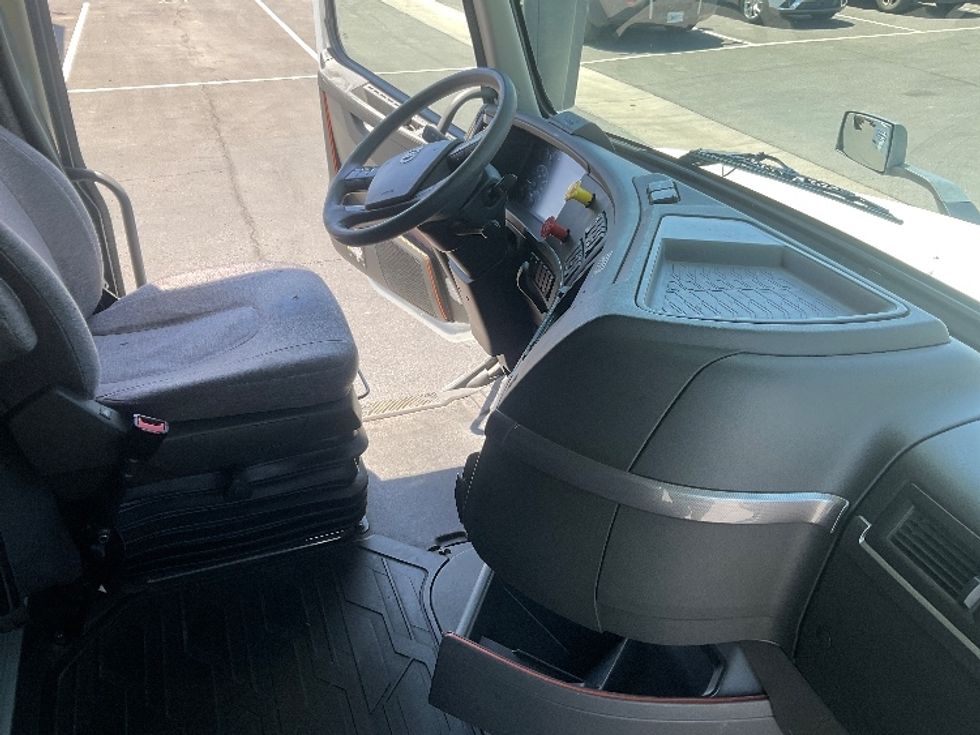 Sleeper Tractor-Heavy Duty Tractors-Volvo-2022-VNL64760-Tucson-AZ-581,542\n\t\tmiles-$ 77,500 - Image 15