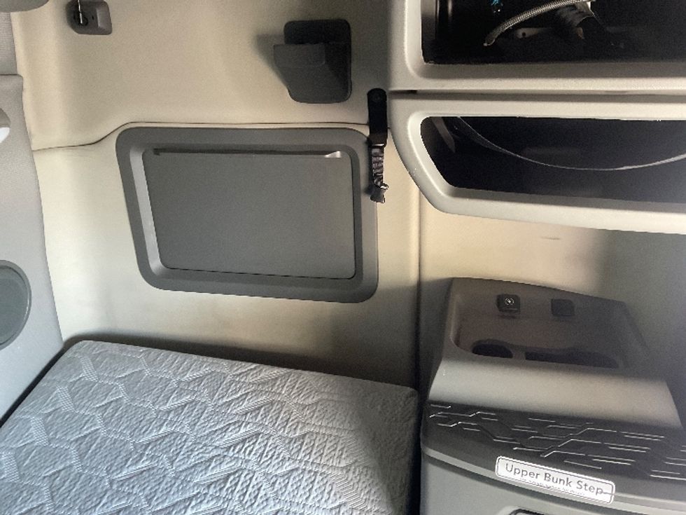 Sleeper Tractor-Heavy Duty Tractors-Volvo-2022-VNL64760-Tucson-AZ-581,542\n\t\tmiles-$ 77,500 - Image 17