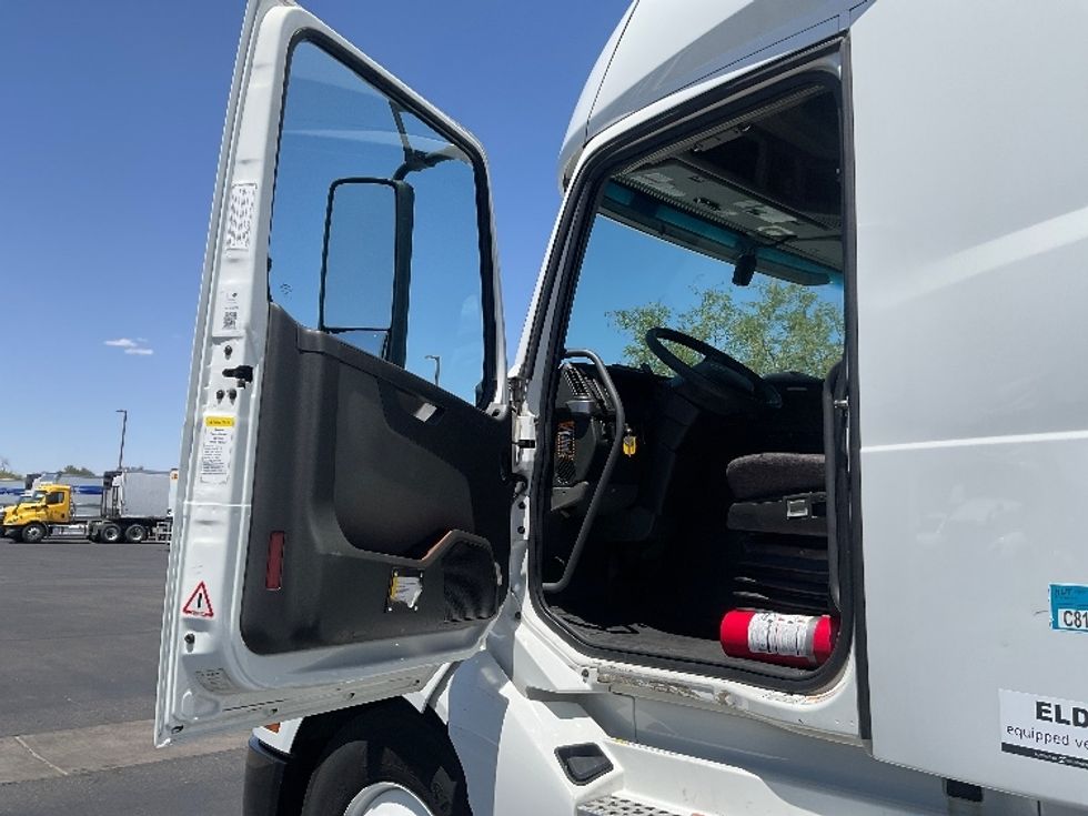 Sleeper Tractor-Heavy Duty Tractors-Volvo-2022-VNL64760-Tucson-AZ-581,542\n\t\tmiles-$ 77,500 - Image 9