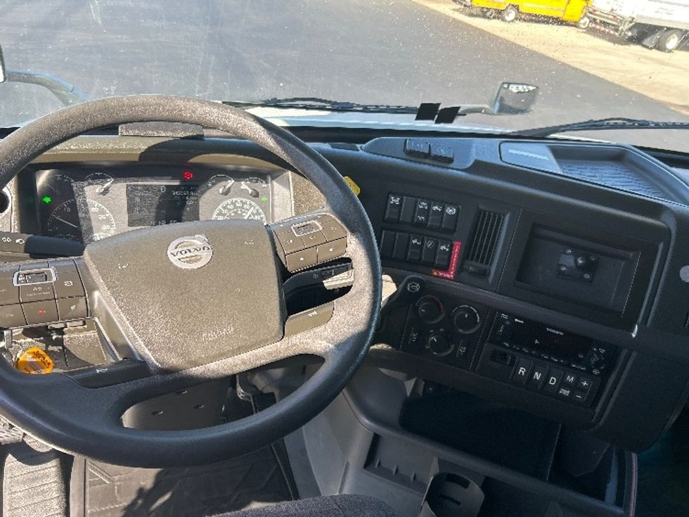 Sleeper Tractor-Heavy Duty Tractors-Volvo-2022-VNL64760-Tulsa-OK-361,747\n\t\tmiles-$ 90,000 - Image 11