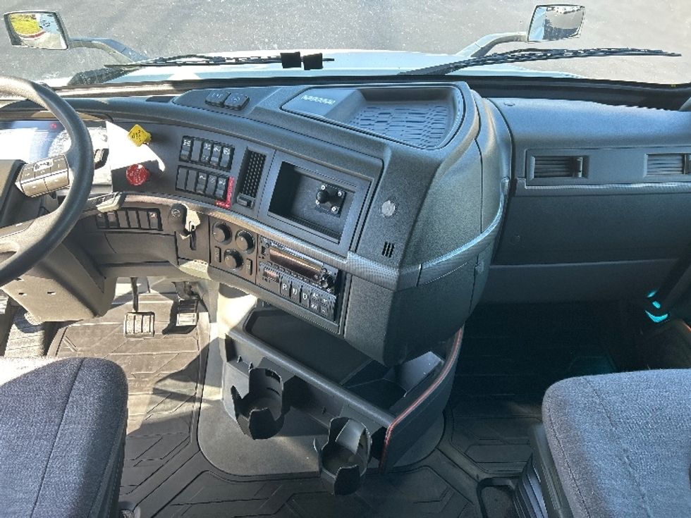 Sleeper Tractor-Heavy Duty Tractors-Volvo-2022-VNL64760-Tulsa-OK-361,747\n\t\tmiles-$ 90,000 - Image 12