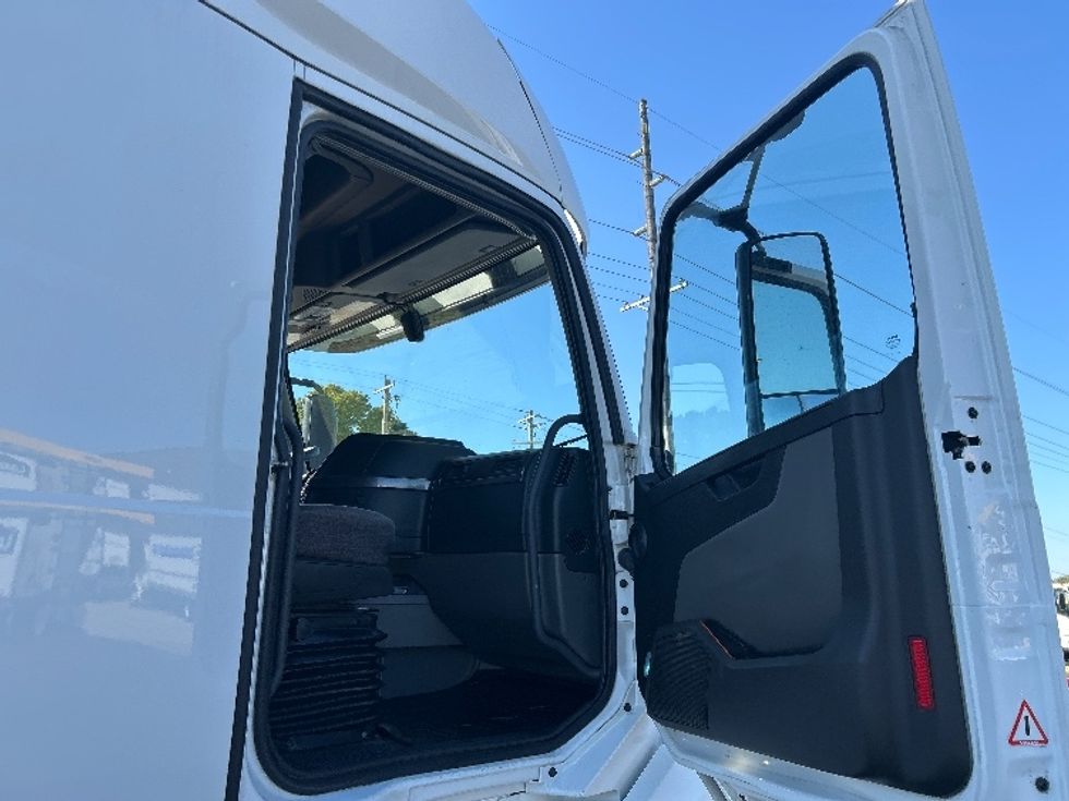 Sleeper Tractor-Heavy Duty Tractors-Volvo-2022-VNL64760-Tulsa-OK-361,747\n\t\tmiles-$ 90,000 - Image 13
