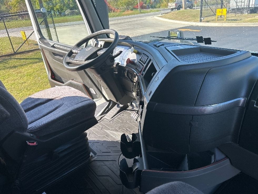 Sleeper Tractor-Heavy Duty Tractors-Volvo-2022-VNL64760-Tulsa-OK-361,747\n\t\tmiles-$ 90,000 - Image 15