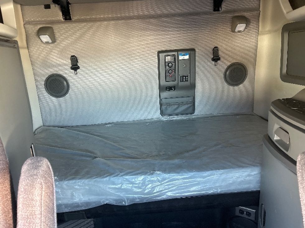 Sleeper Tractor-Heavy Duty Tractors-Volvo-2022-VNL64760-Tulsa-OK-361,747\n\t\tmiles-$ 90,000 - Image 16