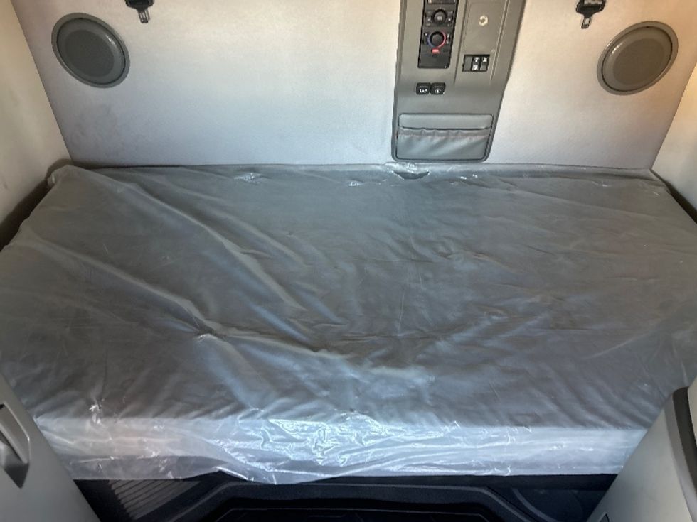 Sleeper Tractor-Heavy Duty Tractors-Volvo-2022-VNL64760-Tulsa-OK-361,747\n\t\tmiles-$ 90,000 - Image 17