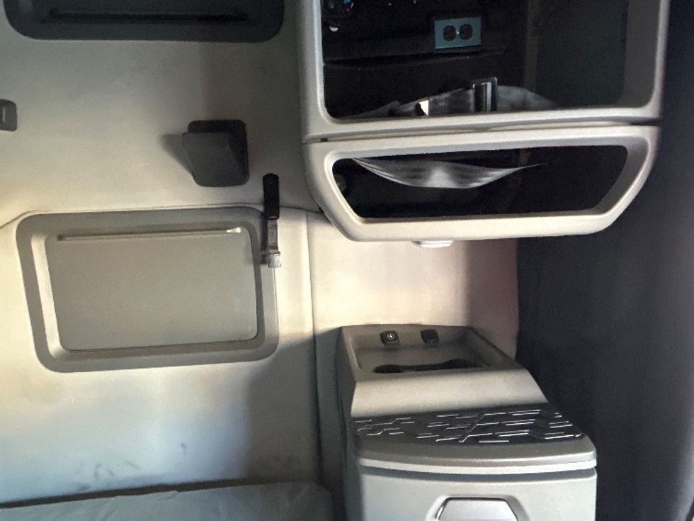 Sleeper Tractor-Heavy Duty Tractors-Volvo-2022-VNL64760-Tulsa-OK-361,747\n\t\tmiles-$ 90,000 - Image 18