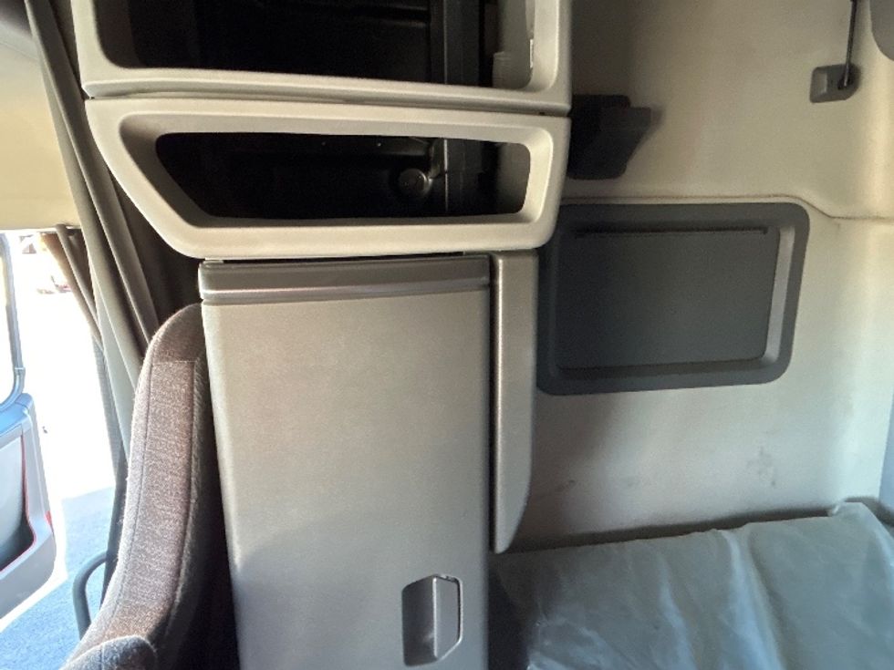 Sleeper Tractor-Heavy Duty Tractors-Volvo-2022-VNL64760-Tulsa-OK-361,747\n\t\tmiles-$ 90,000 - Image 19