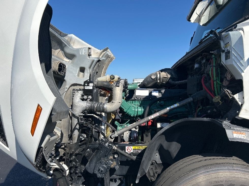 Sleeper Tractor-Heavy Duty Tractors-Volvo-2022-VNL64760-Tulsa-OK-361,747\n\t\tmiles-$ 90,000 - Image 21