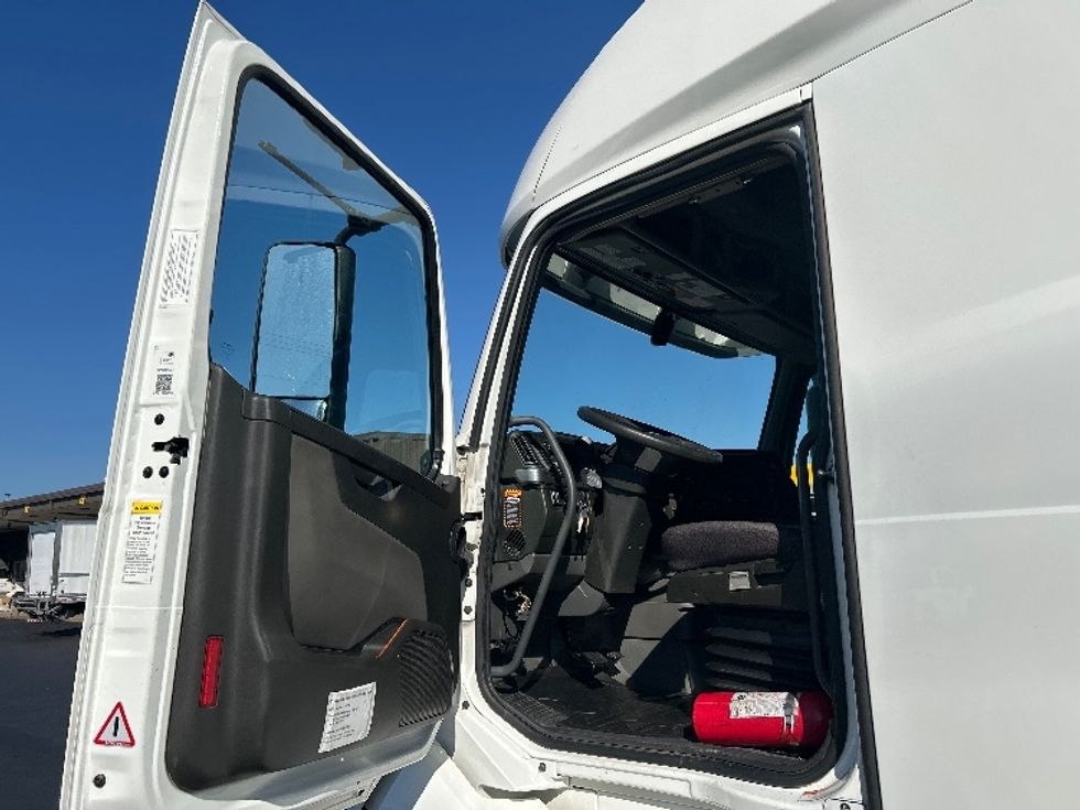 Sleeper Tractor-Heavy Duty Tractors-Volvo-2022-VNL64760-Tulsa-OK-361,747\n\t\tmiles-$ 90,000 - Image 9