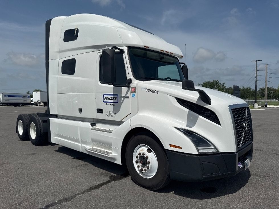 Sleeper Tractor-Heavy Duty Tractors-Volvo-2022-VNL64760-Villa Rica-GA-389,852\n\t\tmiles-$ 86,750 - Image 1