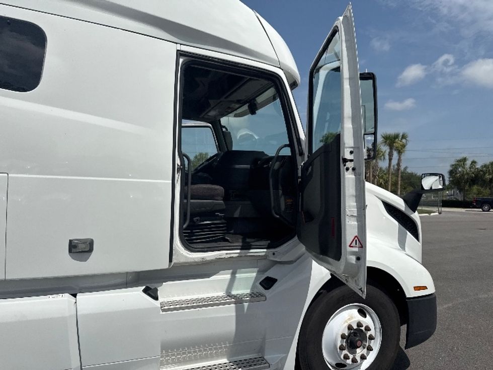 Sleeper Tractor-Heavy Duty Tractors-Volvo-2022-VNL64760-Villa Rica-GA-389,852\n\t\tmiles-$ 86,750 - Image 12