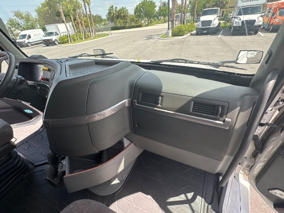 Sleeper Tractor-Heavy Duty Tractors-Volvo-2022-VNL64760-Villa Rica-GA-389,852\n\t\tmiles-$ 86,750 - Image 13