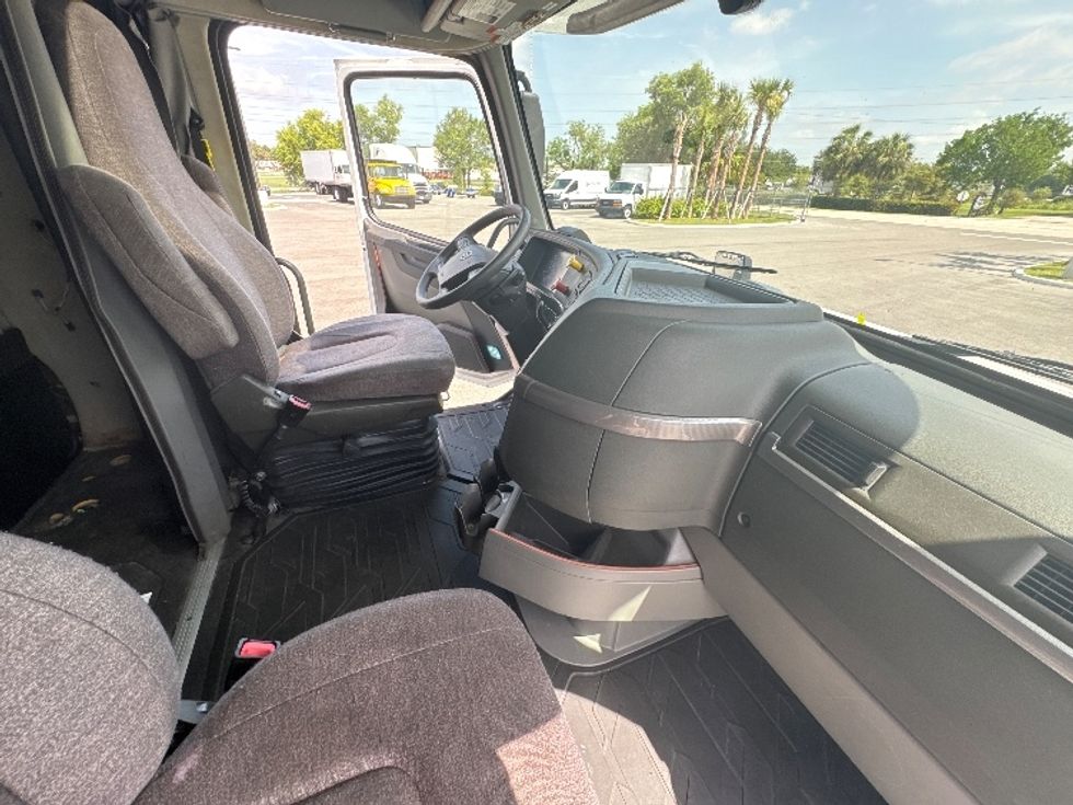 Sleeper Tractor-Heavy Duty Tractors-Volvo-2022-VNL64760-Villa Rica-GA-389,852\n\t\tmiles-$ 86,750 - Image 14