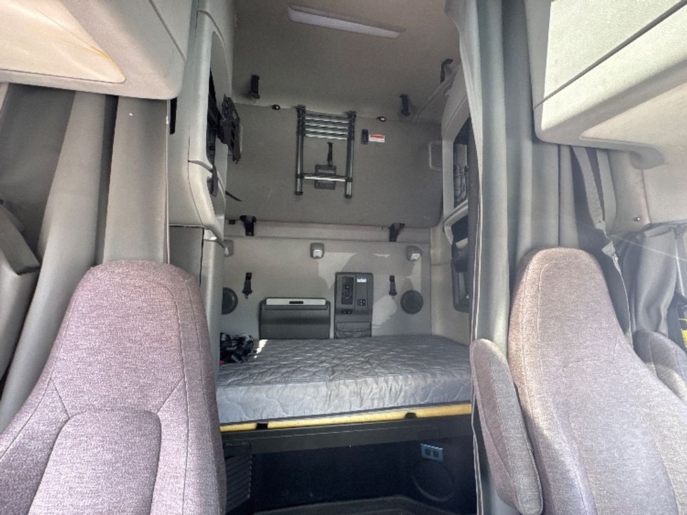 Sleeper Tractor-Heavy Duty Tractors-Volvo-2022-VNL64760-Villa Rica-GA-389,852\n\t\tmiles-$ 86,750 - Image 15