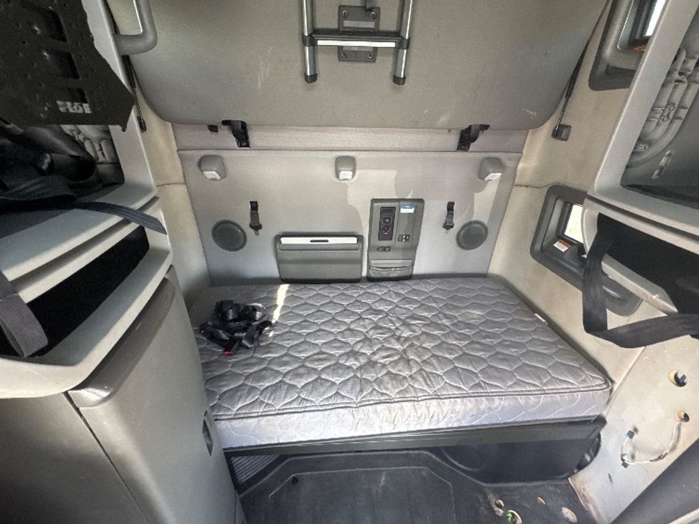 Sleeper Tractor-Heavy Duty Tractors-Volvo-2022-VNL64760-Villa Rica-GA-389,852\n\t\tmiles-$ 86,750 - Image 16