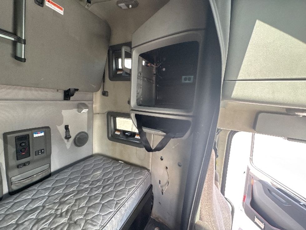 Sleeper Tractor-Heavy Duty Tractors-Volvo-2022-VNL64760-Villa Rica-GA-389,852\n\t\tmiles-$ 86,750 - Image 17