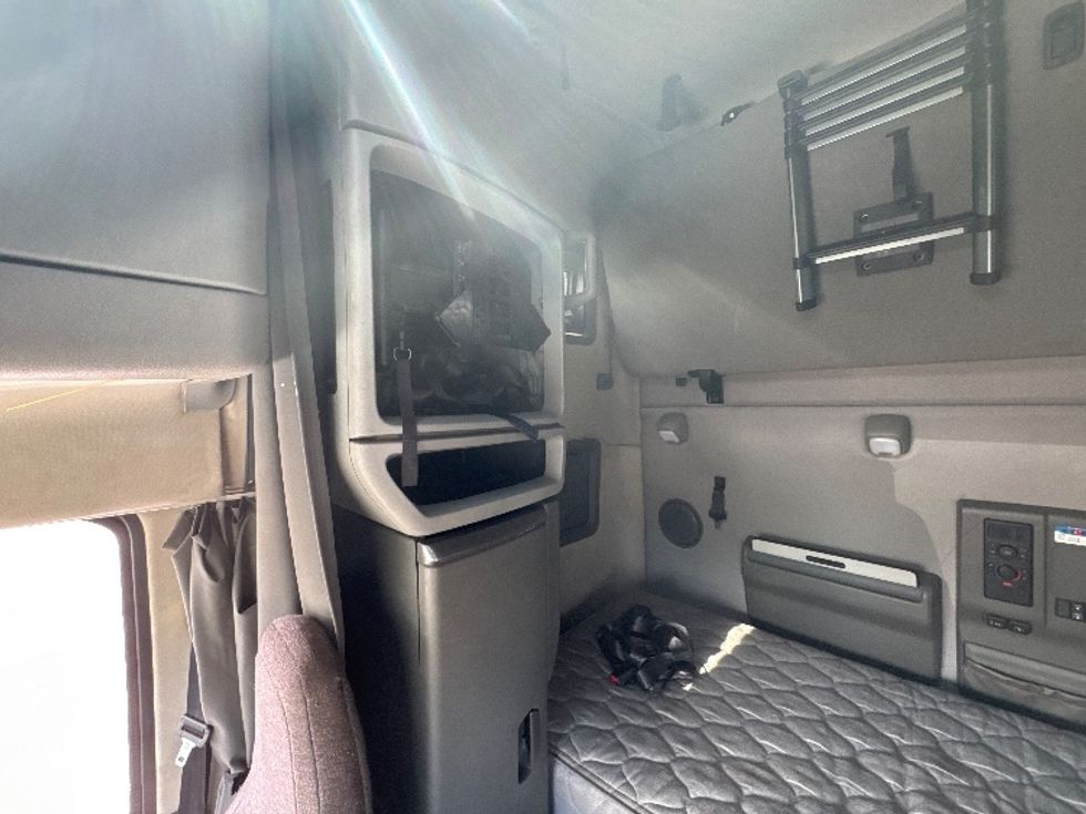 Sleeper Tractor-Heavy Duty Tractors-Volvo-2022-VNL64760-Villa Rica-GA-389,852\n\t\tmiles-$ 86,750 - Image 18